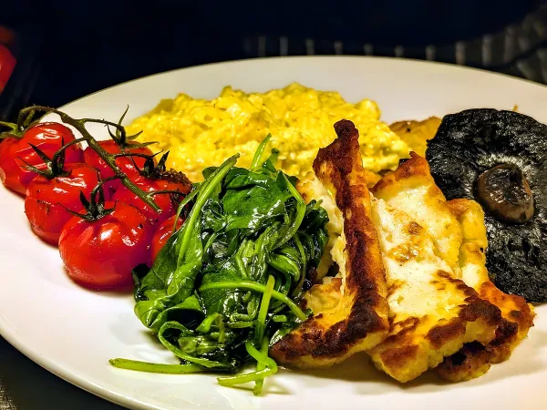 Vegetarian breakfast with halloumi, spinach and cherry tomatoes